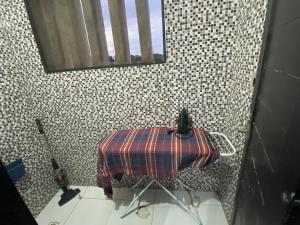 a bathroom with a table with a camera on it at Apartamento 02 completo Natal ZN próx norte shopping e praias in Natal