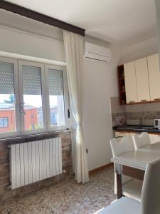 a living room with a table and two windows at B&B I Candelieri in Ploaghe