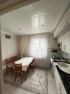 Köök või kööginurk majutusasutuses Дом посуточно в Боровом