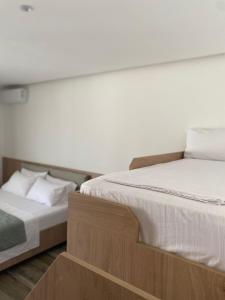 Letto o letti in una camera di Nettuno Resort Orikum