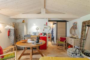 een keuken met een tafel en een rode koelkast bij Escapades Océanes in Sainte-Marie-de-Ré