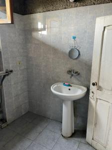 un bagno con un lavandino bianco e uno specchio di Lorenzo Hostel - Guesthouse a Telavi