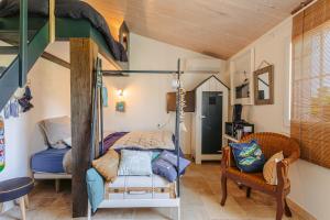 een slaapkamer met een stapelbed en een stoel bij Escapades Océanes in Sainte-Marie-de-Ré +40 foto's