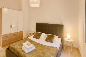 Un pat sau paturi într-o cameră la Stylish 3-bedroom Gem Steps From Monaco Spacious