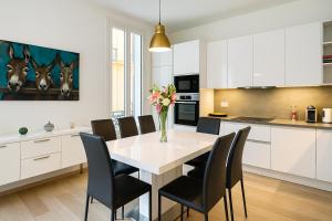 O bucătărie sau chicinetă la Stylish 3-bedroom Gem Steps From Monaco Spacious