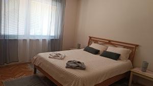 una camera da letto con un letto con due asciugamani sopra di Apartman Nešković a Veliko Gradište