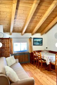 a living room with a couch and a table at Cèsa Niki in Canazei