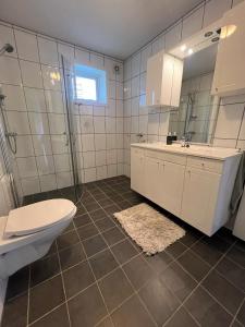 Ένα μπάνιο στο Kozy apartment close to city center +1 φωτογραφίες