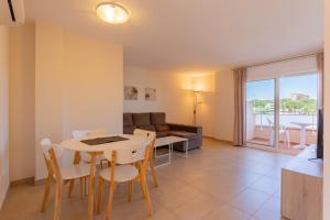 サン・アントニオ・デ・カランジャにあるResidencial Super Stop Apartaments Torre Valentinaのテーブルと椅子とソファのあるリビングルーム