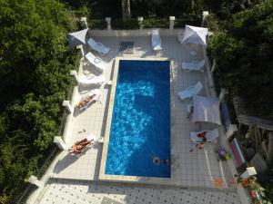 an overhead view of a swimming pool with chairs and umbrellas at ApartComplex New Tоwn in Obzor +22 photos