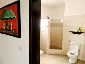 Ένα μπάνιο στο Lizzy Private Rooms