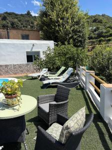 patio con sedie, tavolo e piscina di Casa rural Los Rosales a Lanjarón Altre 24 foto