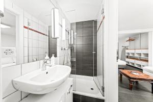 Hotel Hine Adon Fribourg的一间浴室