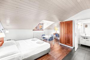 Hotel Hine Adon Fribourg客房内的一张或多张床位
