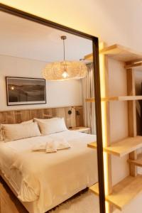 カリロにあるLa Galeria - Hotel Boutique Carilóの白いベッドと鏡のある寝室 +97枚の写真