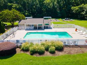 een bovenaanzicht van een zwembad in een tuin bij Styling Gem 5mins to Downtown pool-gym-parking in Durham