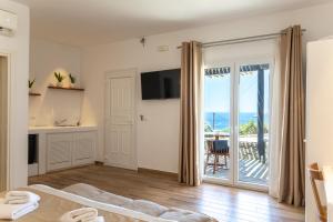 普拉迪斯亚罗斯Seethrough Mykonos Suites的一间带床的卧室，可欣赏海景