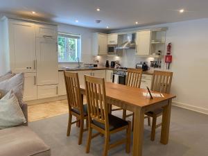 Η κουζίνα ή μικρή κουζίνα στο Trewhiddle Village cottage 42 +12 φωτογραφίες