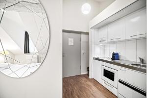 Hotel Hine Adon Fribourg的厨房或小厨房