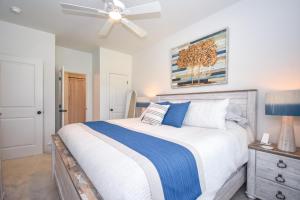 a bedroom with a bed and a ceiling fan at Plains Getaway In Auburn in Auburn +30 photos