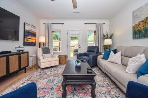 a living room with a couch and a table at Plains Getaway In Auburn in Auburn