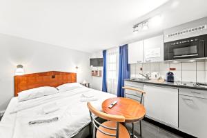 Hotel Hine Adon Fribourg的厨房或小厨房