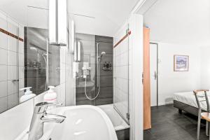 Hotel Hine Adon Fribourg的一间浴室