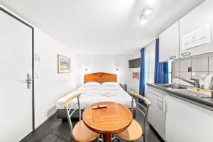 Hotel Hine Adon Fribourg的厨房或小厨房