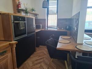 Kuchyň nebo kuchyňský kout v ubytování Stylish 2BR Stay in Rochdale
