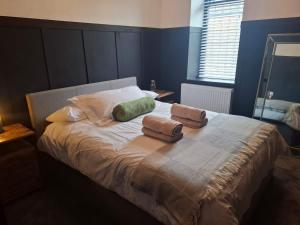 Postel nebo postele na pokoji v ubytování Stylish 2BR Stay in Rochdale