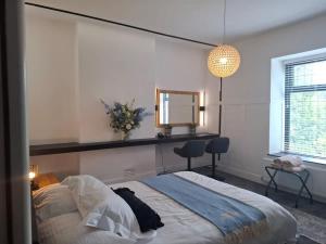 Postel nebo postele na pokoji v ubytování Stylish 2BR Stay in Rochdale + 5 fotografií