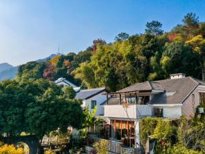 杭州杭州一舍湛然民宿(原杭州灵隐湛然堂度假小酒店)的山边树木的房子