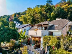 杭州杭州一舍湛然民宿(原杭州灵隐湛然堂度假小酒店)的山丘上树木的房子