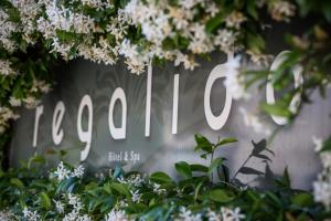 un panneau pour le zoo des anges avec des fleurs blanches dans l'établissement La Regalido, à Fontvieille