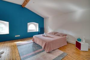 Katil atau katil-katil dalam bilik di Villa Corbière - Piscine Privée +26 gambar