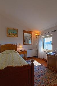 ein Schlafzimmer mit einem Bett und einem Fenster in der Unterkunft Villa Tuttorotto in Rovinj