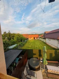 a view of a backyard with a fence and a yard at Vila Bella Tarlungeni in Tărlungeni
