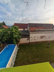 an aerial view of a yard with a swimming pool at Vila Bella Tarlungeni in Tărlungeni