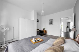 Un dormitorio con una cama con una bandeja encima. en Praga Apt - 45m2, French Balcony - by Rentujemy, en Varsovia