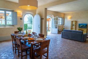 Fotografie z fotogalerie ubytování Villa CàBrandano delle colline Marchigiane con Biopiscina v destinaci Montecalvo in Foglia