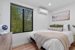 Un dormitorio blanco con una cama y una ventana. en BK Lane - Harrison, en Harrison