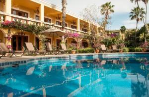 Bazén v ubytování El Encanto Inn & Suites nebo v jeho okolí