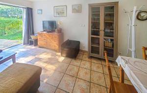 TV a/nebo společenská místnost v ubytování Maison Avec Piscine