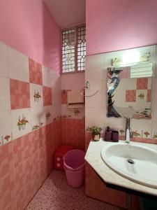Ένα μπάνιο στο 1 room in a Bungalow with Lounge area,Kitchenette & terrace in Ulsoor +13 φωτογραφίες