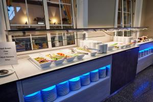 una linea di buffet con piatti e cibo su di Hotel Wiehberg - Self Check-In ad Hannover Altre 16 foto
