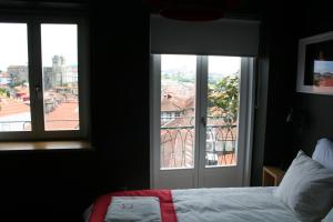 a bedroom with a bed and a window at 2U Oporto Urban Stays in Porto