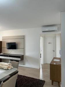 Μια τηλεόραση ή/και κέντρο ψυχαγωγίας στο Apartamento proximo ao mar
