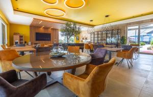 Un comedor con mesa y sillas en Cozy Apartment In Rogasovci With Sauna, en Rogašovci
