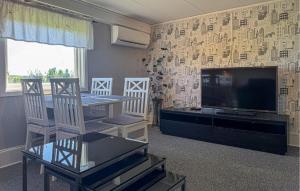 Μια τηλεόραση ή/και κέντρο ψυχαγωγίας στο 1 Bedroom Nice Apartment In Aneby