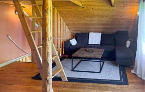 Χώρος καθιστικού στο 1 Bedroom Nice Apartment In Aneby